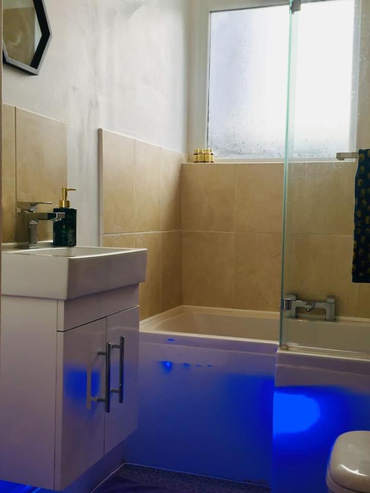 Spacious Apartment In The Heart Of St Leonards Newport Beach Exterior foto